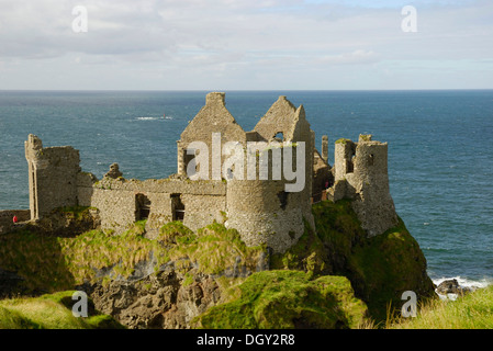 Antike Ruinen Dunluce Castle auf einer Klippe an der Küste, County Antrim, Nordirland, Vereinigtes Königreich, Europa Stockfoto