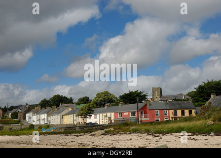 Große Dusche Wolken über eine irische Dorf mit Häusern, Rathmullan, County Donegal, Irland, Europa Stockfoto