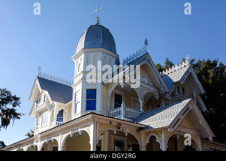 Obere Fassade des viktorianischen Haus mit achteckigen Kuppel Turm, breiten Veranden, Lebkuchen, reich verzierte hölzerne Formteile und Details. Stockfoto