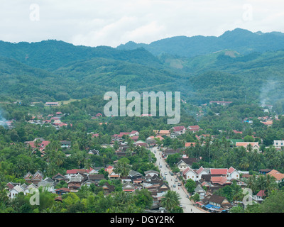 Ein Blick auf den Nam Khan Fluss, Luang Prabang und die umliegende Landschaft wie gesehen von der Spitze des Mount Phou Si, Laos. Stockfoto