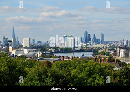 London City Skyline und die Themse vom Greenwich Park, London UK, Blick nach Westen Stockfoto