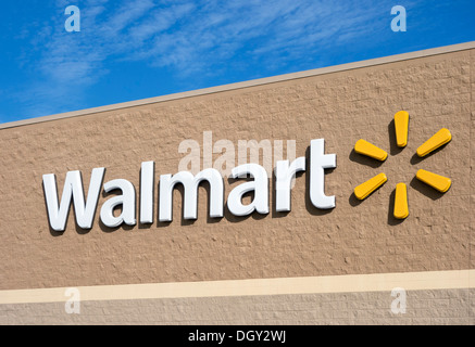 Walmart-Logo auf der Außenseite ein Supercenter in Haines City, Zentral-Florida, USA Stockfoto