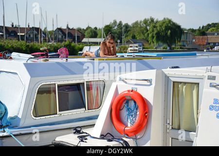 Boote am Fluss Bure, Horning, Norfolk Broads, Norfolk, England, Vereinigtes Königreich Stockfoto