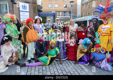 London UK 27. Oktober 2013: Hackney Empire und St.-Josephs Hospiz haben zusammengeschlossen, erstelle ich eine 1 km Lauf, die einlädt, in ihre fabelhafte Dame Kostüme oder als ihre Lieblings-Pantomime-Charaktere zu kleiden. Helfen Sie Hackney Empire Spenden um die Kunst für alle Altersgruppen zugänglich zu halten und St.-Josephs Hospiz um die beste Pflege für Menschen von East London mit unheilbaren Krankheit im St.-Josephs Hospiz in London. © Siehe Li/Alamy Live News Stockfoto