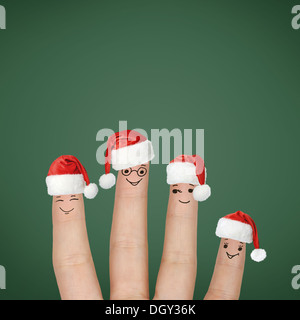 Finger in Santa Hüte gekleidet. Glückliche Familie Weihnachten zu feiern. Stockfoto