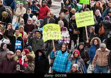 Montreal, Kanada. 27. Oktober 2013. Tausende von Demonstranten marschierten durch die Innenstadt von Montreal, ihre Unzufriedenheit mit der neuen vorgeschlagenen Quebec Charta der Werte zeigen, die Mitarbeiter tragen religiöse Zeichen im Staatsdienst Quebec verbieten will. © Megapress/Alamy Live-Nachrichten Stockfoto