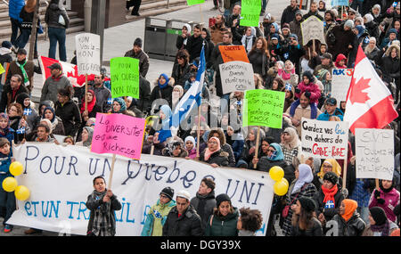 Montreal, Kanada. 27. Oktober 2013. Tausende von Demonstranten marschierten durch die Innenstadt von Montreal, ihre Unzufriedenheit mit der neuen vorgeschlagenen Quebec Charta der Werte zeigen, die Mitarbeiter tragen religiöse Zeichen im Staatsdienst Quebec verbieten will. © Megapress/Alamy Live-Nachrichten Stockfoto