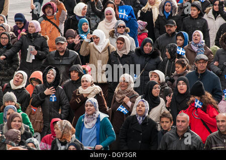 Montreal, Kanada. 27. Oktober 2013. Tausende von Demonstranten marschierten durch die Innenstadt von Montreal, ihre Unzufriedenheit mit der neuen vorgeschlagenen Quebec Charta der Werte zeigen, die Mitarbeiter tragen religiöse Zeichen im Staatsdienst Quebec verbieten will. © Megapress/Alamy Live-Nachrichten Stockfoto