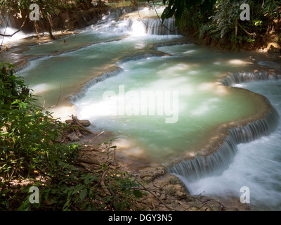 Ein Blick auf das schöne smaragdgrüne Wasser des Kuang Si Waterfalls in der Nähe von Luang Prabang, Laos. Stockfoto