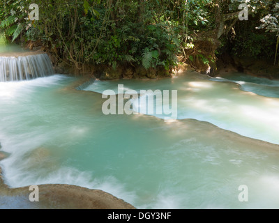 Ein Blick auf das schöne smaragdgrüne Wasser des Kuang Si Waterfalls in der Nähe von Luang Prabang, Laos. Stockfoto