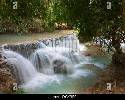 Ein Blick auf das schöne smaragdgrüne Wasser des Kuang Si Waterfalls in der Nähe von Luang Prabang, Laos. Stockfoto