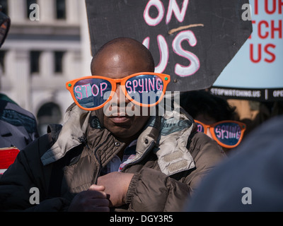 Stopp, die uns beobachten: Kundgebung gegen Massenüberwachung der NSA. Vor der Union Station in Washington, DC © Ann wenig Stockfoto