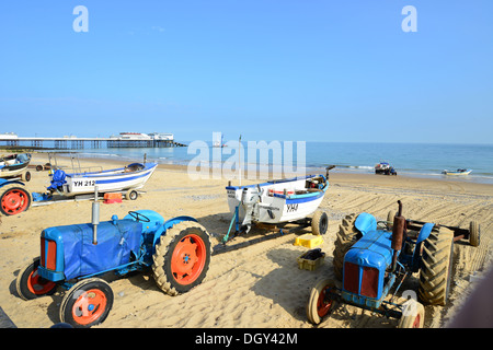 Hölzerne Fischerboote am Strand, Cromer, Norfolk, England, Vereinigtes Königreich England, Vereinigtes Königreich Stockfoto