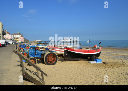 Hölzerne Fischerboote am Strand, Cromer, Norfolk, England, Vereinigtes Königreich England, Vereinigtes Königreich Stockfoto