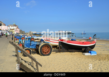 Hölzerne Fischerboote am Strand, Cromer, Norfolk, England, Vereinigtes Königreich England, Vereinigtes Königreich Stockfoto