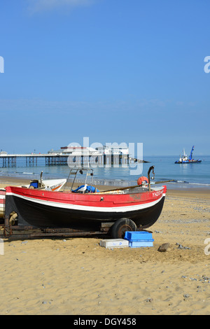 Hölzerne Angelboot/Fischerboot am Strand, Cromer, Norfolk, England, Vereinigtes Königreich England, Vereinigtes Königreich Stockfoto