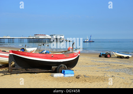 Hölzerne Fischerboote am Strand, Cromer, Norfolk, England, Vereinigtes Königreich England, Vereinigtes Königreich Stockfoto