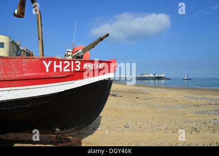 Hölzerne Angelboot/Fischerboot am Strand, Cromer, Norfolk, England, Vereinigtes Königreich England, Vereinigtes Königreich Stockfoto