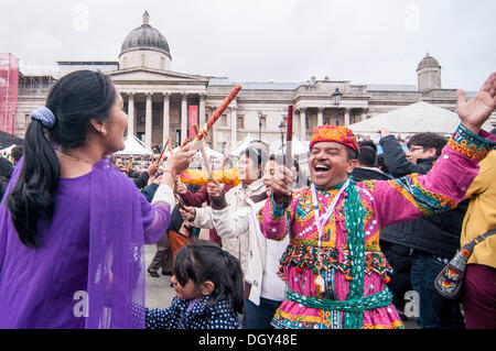 Trafalgar Square, London UK, 27. Oktober 2013.  Diwali wird gefeiert, indem Jain, Hindu und Sikh Gemeinschaften auf der ganzen Welt zwischen Mitte Oktober und Mitte November jeden Jahres.  Diwali, "Festival of Lights", feiert den triumphalen Sieg des guten über das Böse, Licht in Dunkelheit und Hoffnung über die Verzweiflung. Hier sammeln die Öffentlichkeit in der Mitte des Platzes um das "Garba Tanz". © Stephen Chung/Alamy Live-Nachrichten Stockfoto