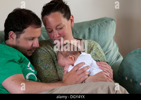 Paar halten und ihr kleines Baby Mädchen kuscheln Stockfoto