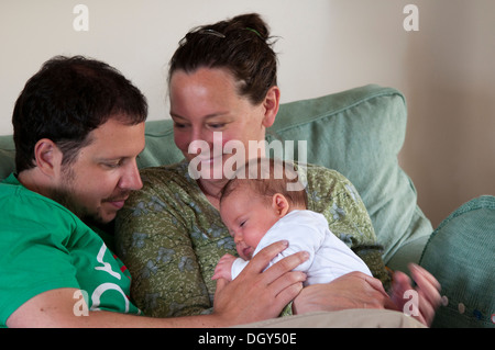 Paar halten und ihr kleines Baby Mädchen kuscheln Stockfoto