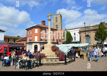 Bauernmarkt in Marktplatz, Fakenham, Norfolk, England, Vereinigtes Königreich Stockfoto