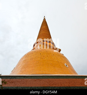 Phra Pathom Chedi, der größte Stupa der Welt. Es befindet sich in der Stadt Nakhon Pathom, Thailand. Stockfoto