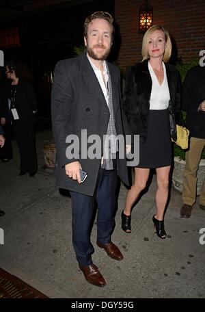 New York, NY, USA. 27. Oktober 2013. Rafe Spall, Elize du Toit an Abfahrten für Promi-Schnappschüsse an Verrat Opening Night am Broadway, Ethel Barrymore Theatre, New York, NY 27. Oktober 2013. © Derek Sturm/Everett Collection/Alamy Live-Nachrichten Stockfoto