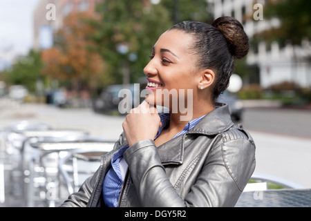 Junge Afroamerikanerin mit Haar im urbanen Umfeld Stockfoto