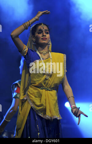 Trafalgar Square, London, UK. 27. Oktober 2013. Bollywood-Stil tanzen an Diwali in der quadratischen Festival. Tausende von Menschen in Trafalgar Square zu sehen und auch das Lichterfest Diwali Feiern verpackt. Sie wurden mit mehreren zeitgenössischer Musik und Tanzgruppen sowie einige professionelle Künstler unterhalten. © Michael Preston/Alamy Live-Nachrichten Stockfoto