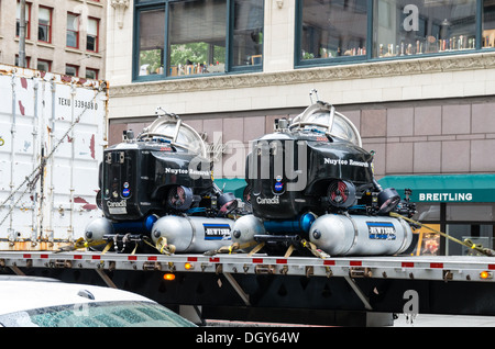 Tiefen Worker 2000 Tauchboote aus der Nuytco Forschung transportiert durch die Innenstadt von Seattle, Washington, USA Stockfoto
