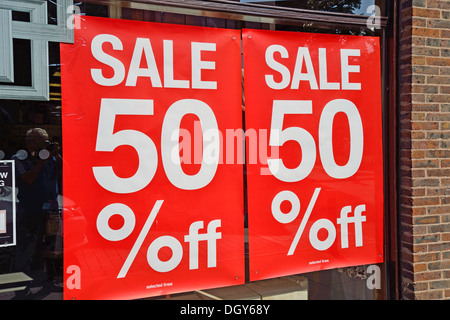 Verkauf zu unterzeichnen, im Schaufenster, High Street, Ely, Cambridgeshire, England, Vereinigtes Königreich Stockfoto