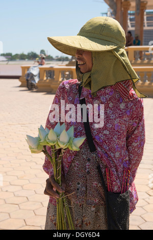 Lotusblumen zum Verkauf am Psar Thmei Markt, Phnom Penh, Kambodscha Stockfoto