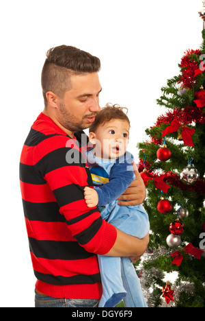 Vater Sohn halten und stehen in der Nähe von Christmas tree Stockfoto