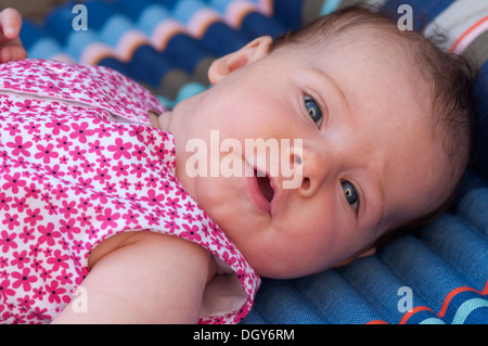 Porträt von einem glücklich lächelnden kleinen Baby Mädchen Nahaufnahme Stockfoto