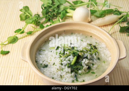 Reisbrei mit sieben verschiedene Arten von Frühling Kräuter Stockfoto