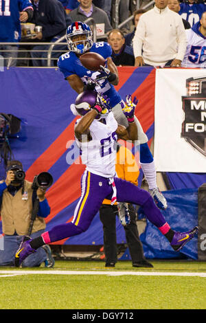 East Rutherford, New Jersey, USA. 27. Oktober 2013. 21. Oktober 2013: New York Giants Wide Receiver Rueben Randle (82) springt an den Ball zu fangen, über Minnesota Vikings Cornerback Chris Cook (20) auf seinem Weg zum einen Touchdown in der NFL-Spiel zwischen den Minnesota Vikings und den New York Giants im MetLife Stadium in East Rutherford, New Jersey. Die Giants gewinnen 23-7. (Christopher Szagola/Cal Sport Media) © Csm/Alamy Live-Nachrichten Stockfoto