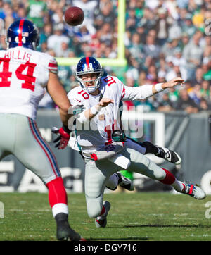 Philadelphia, Pennsylvania, USA. 27. Oktober 2013. 27. Oktober 2013 - Philadelphia, Pennsylvania, USA - New York Giants Quarterback ELI MANNING (10) versucht, den Ball zu New York Giants Running Back PEYTON HILLIS (44) als Philadelphia Eagles Cornerback BRANDON BOYKIN (22) versucht, ihn in einem NFL-Spiel in Lincoln Financial Field zu bekämpfen. © Csm/Alamy Live-Nachrichten Stockfoto