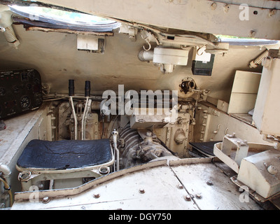 Der Sherman M4 ist ein US-amerikanischer Mittelpanzer aus dem Zweiten Weltkrieg, der für seine Zuverlässigkeit und seinen weitverbreiteten Einsatz in den alliierten Streitkräften bekannt ist. Dieses Modell, Nr. 30126965, ist wegen seines historischen Wertes als Militärfahrzeug erhalten. Stockfoto