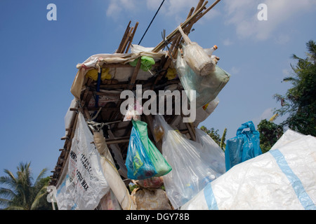 Ein hausgemachte Warenkorb von einem Mann verwendet werden, um Wertstoffe sammeln sitzt auf einer Stadtstraße in Kampong Cham, Kambodscha. Stockfoto