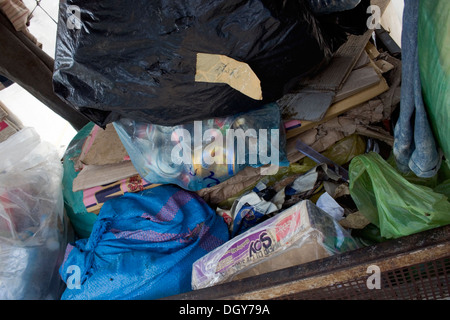 Ein hausgemachte Warenkorb von einem Mann verwendet werden, um Wertstoffe sammeln sitzt auf einer Stadtstraße in Kampong Cham, Kambodscha. Stockfoto