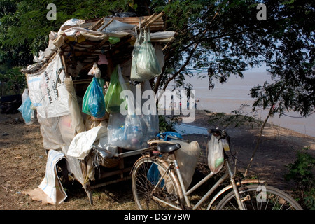 Ein hausgemachte Warenkorb von einem Mann verwendet werden, um Wertstoffe sammeln sitzt in der Nähe des Mekong in Kampong Cham, Kambodscha. Stockfoto