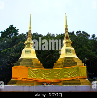 Zwei goldene Pagoden in Phra, dass Doi Tung Tempel, Provinz Chiang Rai, Thailand Stockfoto