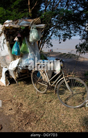 Ein hausgemachte Warenkorb von einem Mann verwendet werden, um Wertstoffe sammeln sitzt in der Nähe des Mekong in Kampong Cham, Kambodscha. Stockfoto