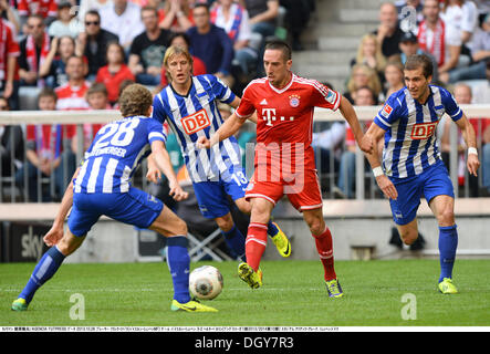 München, Deutschland. 26. Oktober 2013. (R-L) Peter Pekarík (Hertha), Franck Ribery (Bayern), Per Ciljan Skjelbred, Fabian Lustenberger (Hertha) Fußball / Fußball: Bundesliga-match zwischen FC Bayern München 3: 2 Hertha BSC Berlin in Allianz Arena in München. © Takamoto Tokuhara/AFLO/Alamy Live-Nachrichten Stockfoto