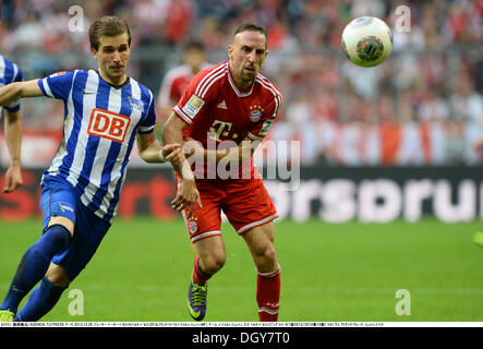 München, Deutschland. 26. Oktober 2013. Peter Pekarík (Hertha), Franck Ribery (Bayern) Fußball / Fußball: Bundesliga-match zwischen FC Bayern München 3: 2 Hertha BSC Berlin in Allianz Arena in München. © Takamoto Tokuhara/AFLO/Alamy Live-Nachrichten Stockfoto