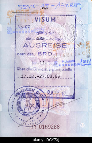 Stempel, Visa für die Ausreise in die Bundesrepublik Deutschland in einem Pass aus der Deutschen Demokratischen Republik Stockfoto