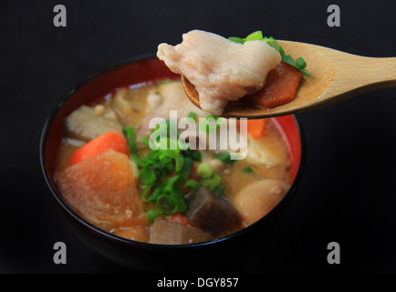 Miso-Suppe mit Schweinefleisch und Gemüse Stockfoto