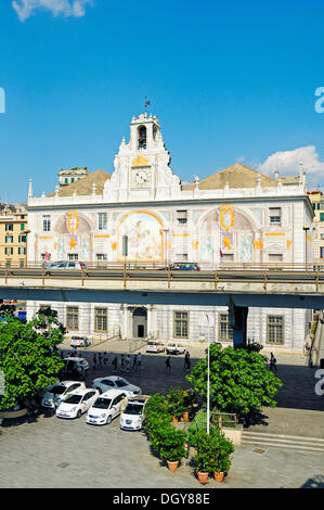 Palazzo San Giorgio mit Fresken, Stadtautobahn an Front, Piazza Caricamento, Genua, Ligurien, Italien, Europa Stockfoto
