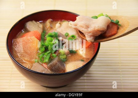 Miso-Suppe mit Schweinefleisch und Gemüse Stockfoto